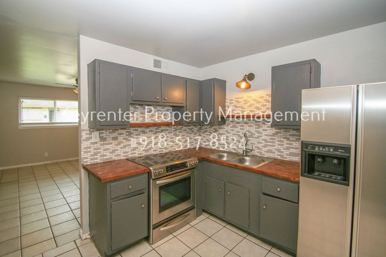 1310 N Irvington Ave Apt B - Photo 2 of 13