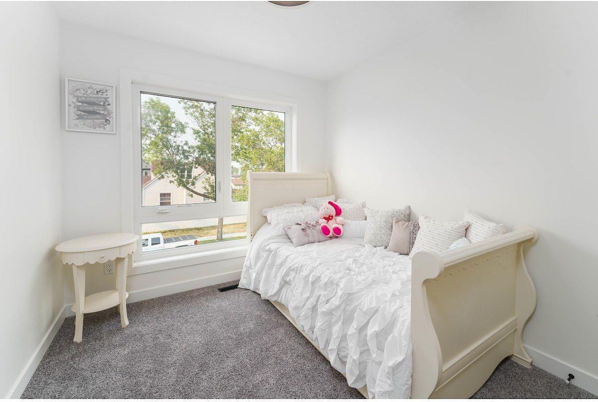 10121 116 Ave Nw - Photo 4 of 7