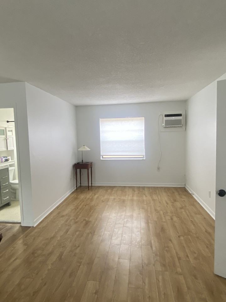 1061 Se Monterey Rd #NA - Photo 2 of 5
