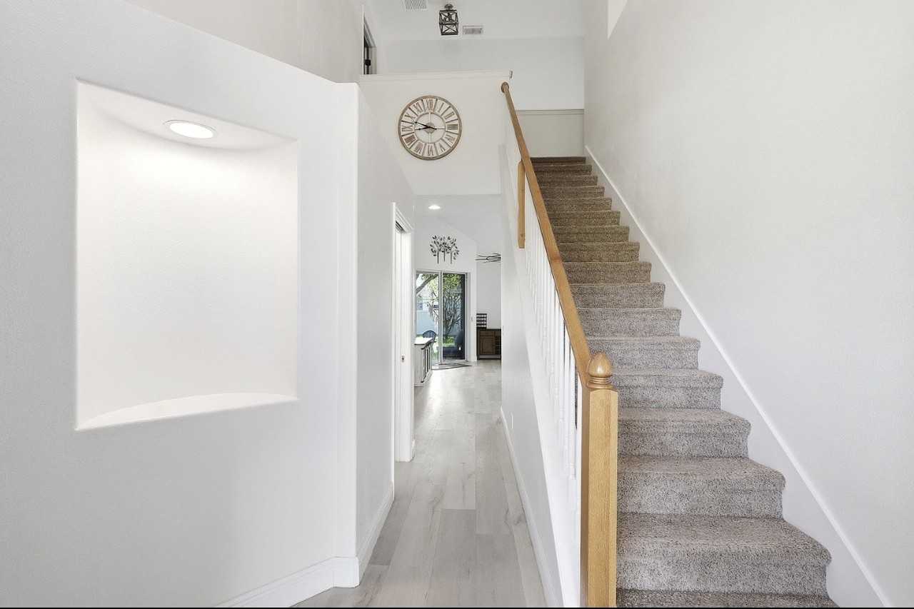 609 Rhodes Dr #NA - Photo 2 of 31