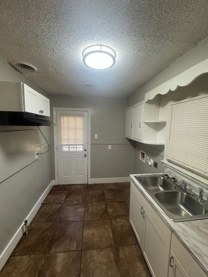 1055 W Walthal Cir - Photo 5 of 17