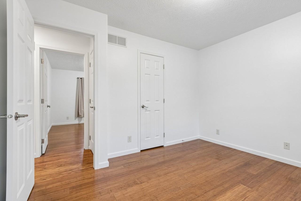 8538 Sheffield St - Photo 5 of 22