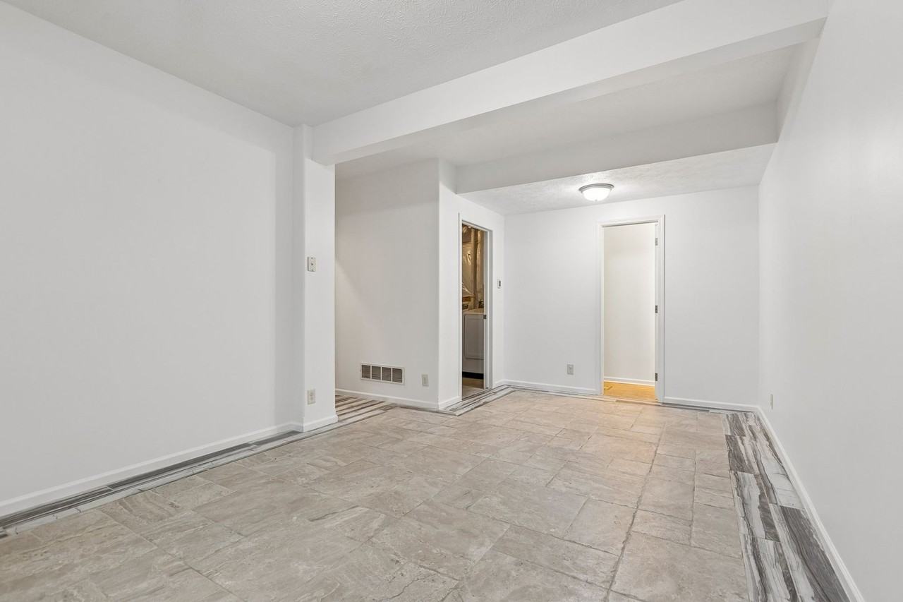 8538 Sheffield St - Photo 7 of 22