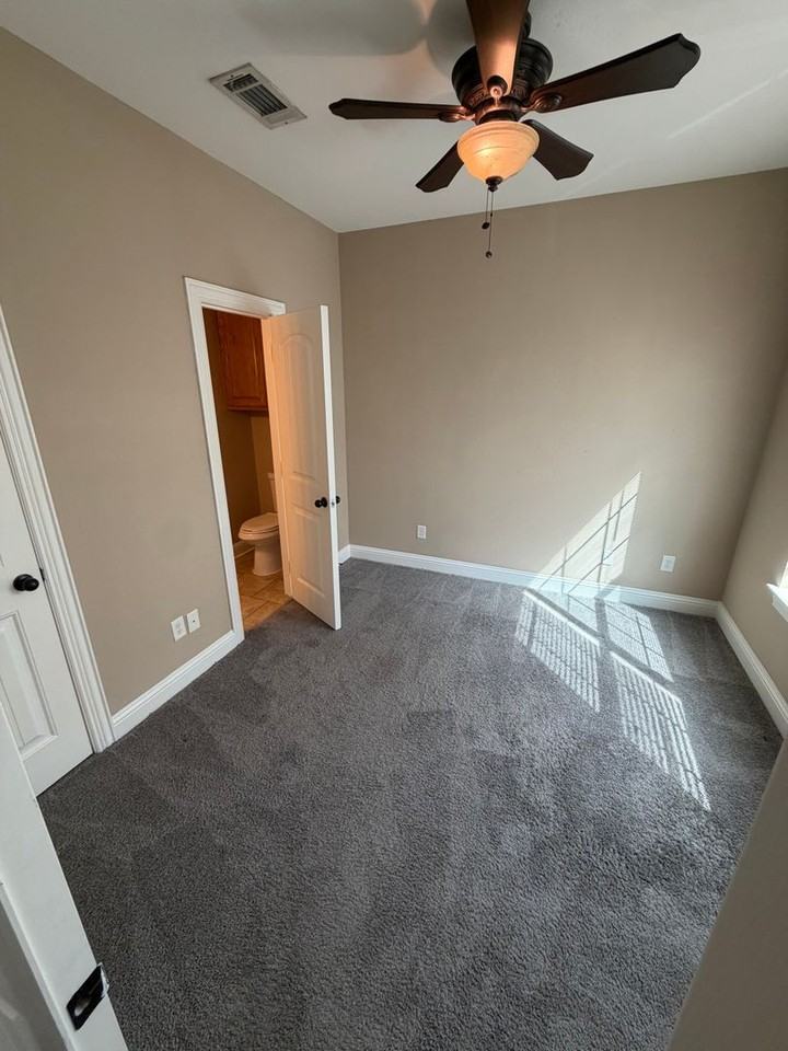 1303 Halcyon Pl - Photo 5 of 17
