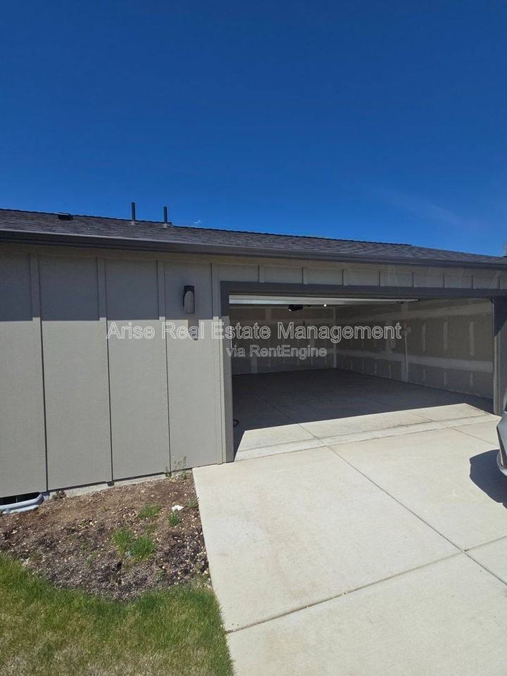 652 Ne Mccampbell St - Photo 4 of 20