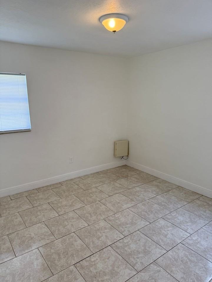 2406 E Cayuga St - Photo 7 of 9