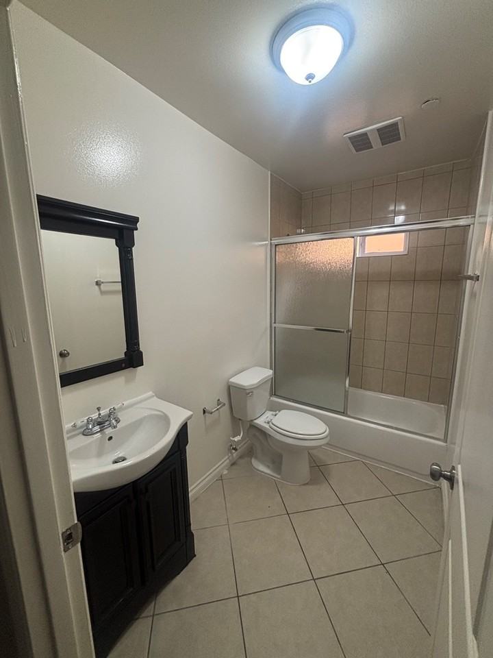 715 West 62nd Street - Photo 6 of 22
