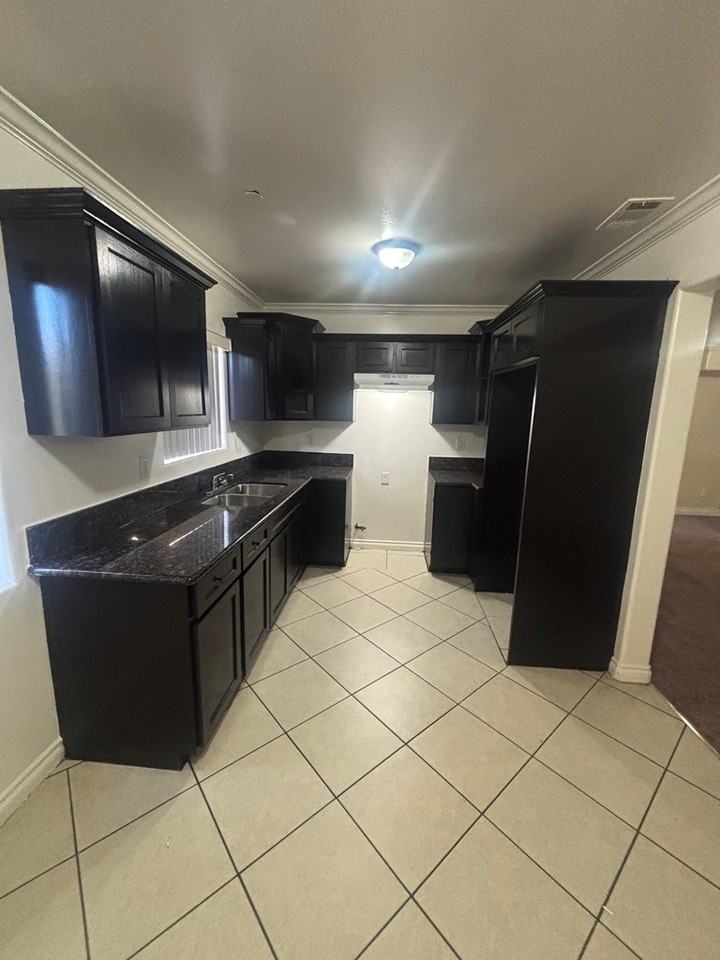 715 West 62nd Street - Photo 4 of 22
