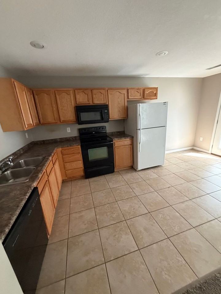 305 Tara Ct - Photo 3 of 12
