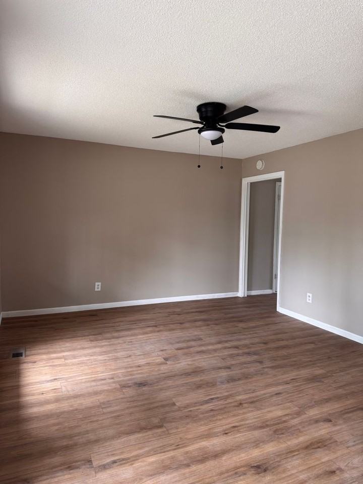 4211 Royal Oak Dr - Photo 2 of 14