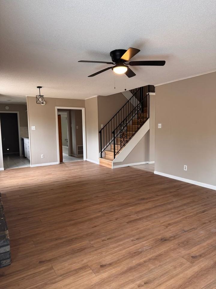 4211 Royal Oak Dr - Photo 4 of 14