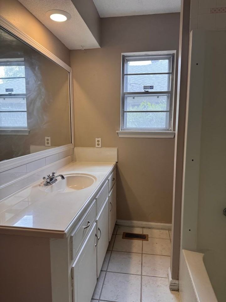 4211 Royal Oak Dr - Photo 5 of 14