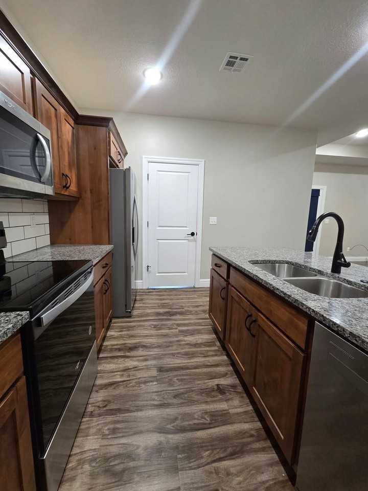 1630 Kenneth Dr - Photo 7 of 29