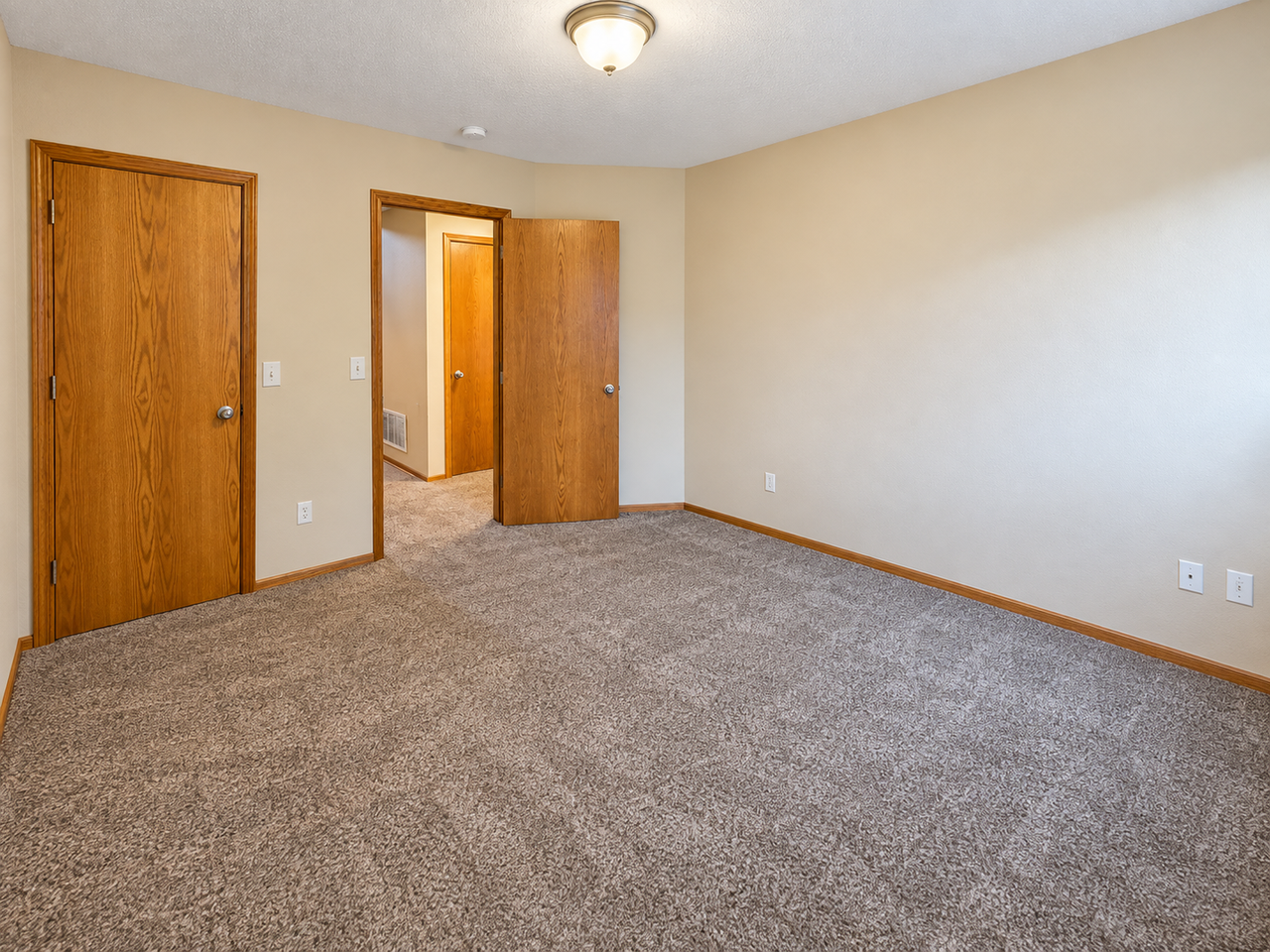 1150 Country Club Ln - Photo 5 of 21