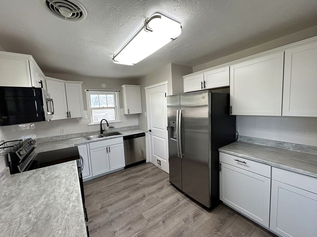 12 Macarthur Ave - Photo 5 of 13