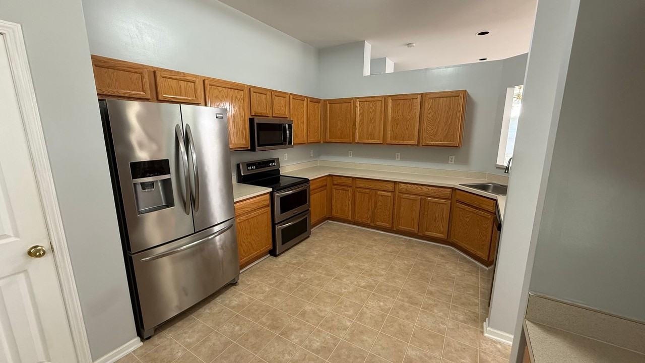975 Watersedge Ct - Photo 2 of 33
