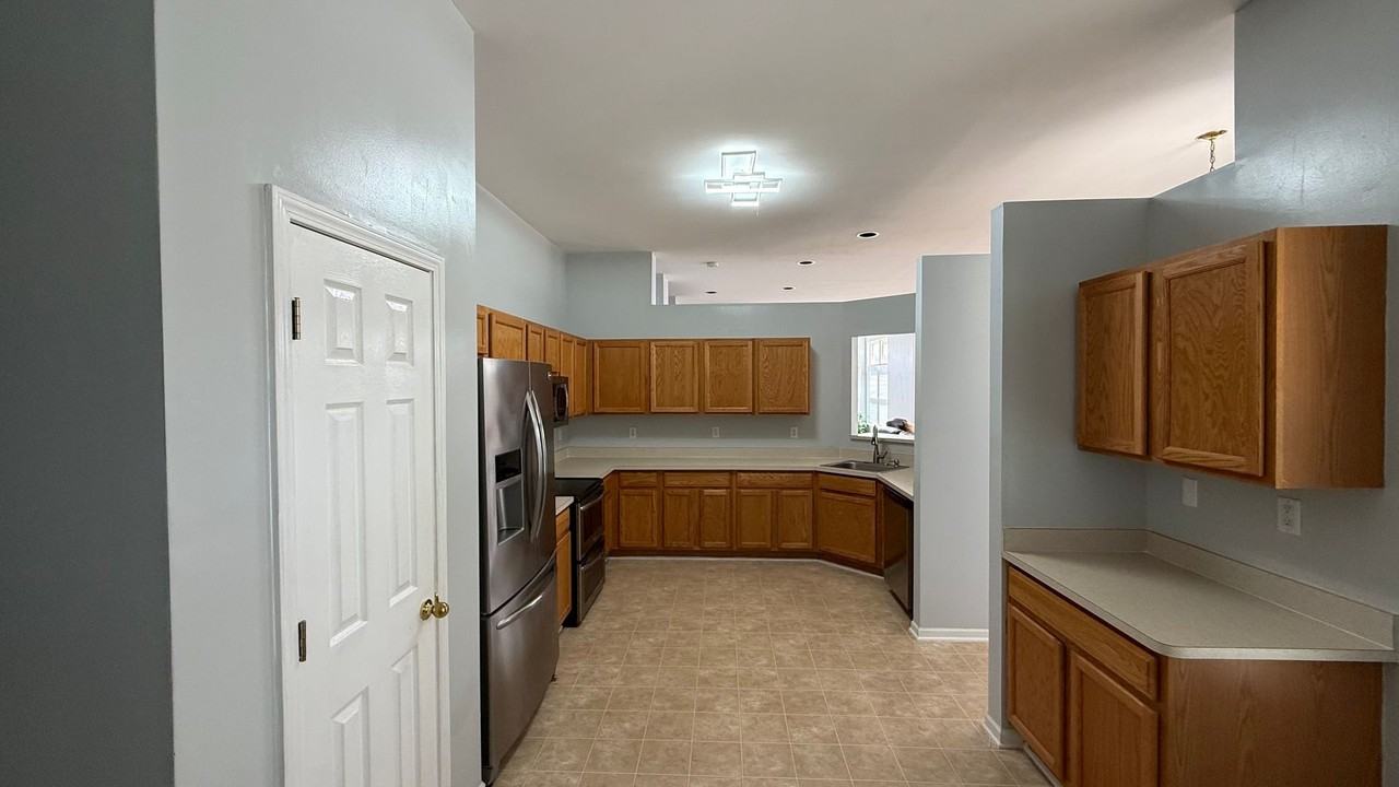 975 Watersedge Ct - Photo 3 of 33