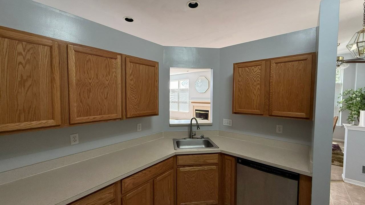 975 Watersedge Ct - Photo 4 of 33