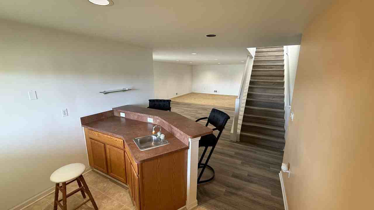 975 Watersedge Ct - Photo 5 of 33