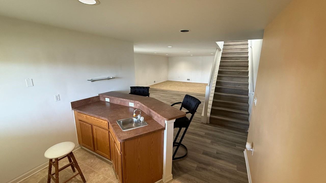 975 Watersedge Ct - Photo 6 of 33