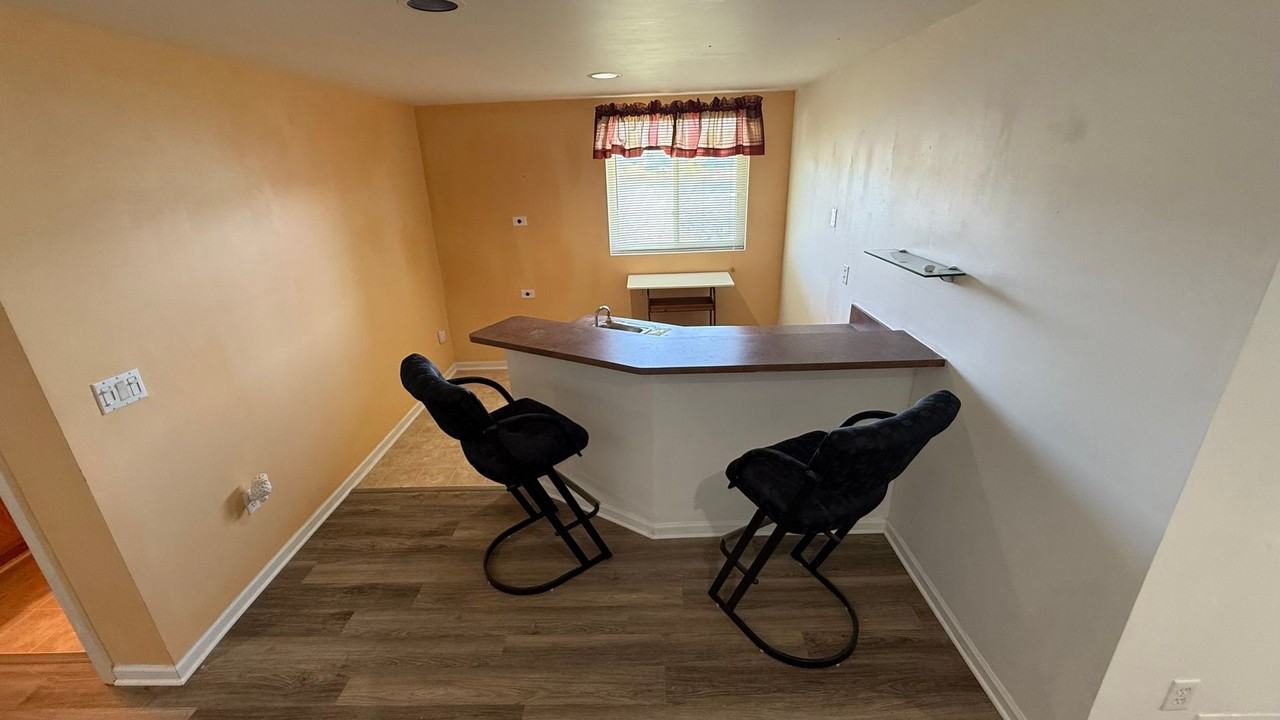 975 Watersedge Ct - Photo 7 of 33