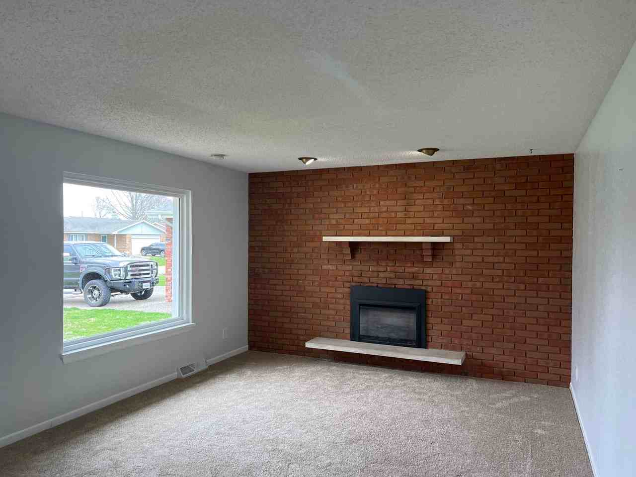 808 Hackberry Rd - Photo 2 of 9