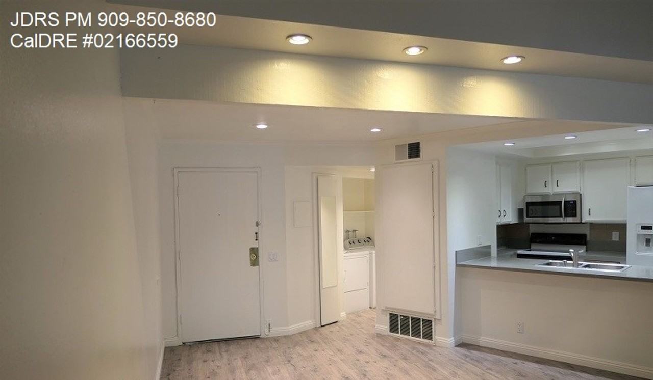 314 S Prospectors Rd #19 - Photo 2 of 9