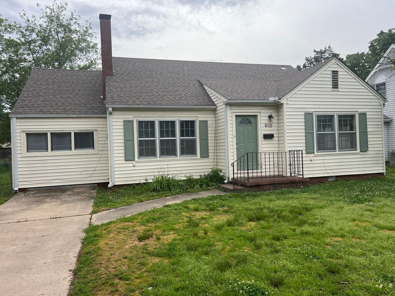 910 N Grand Ave - Photo 2 of 26