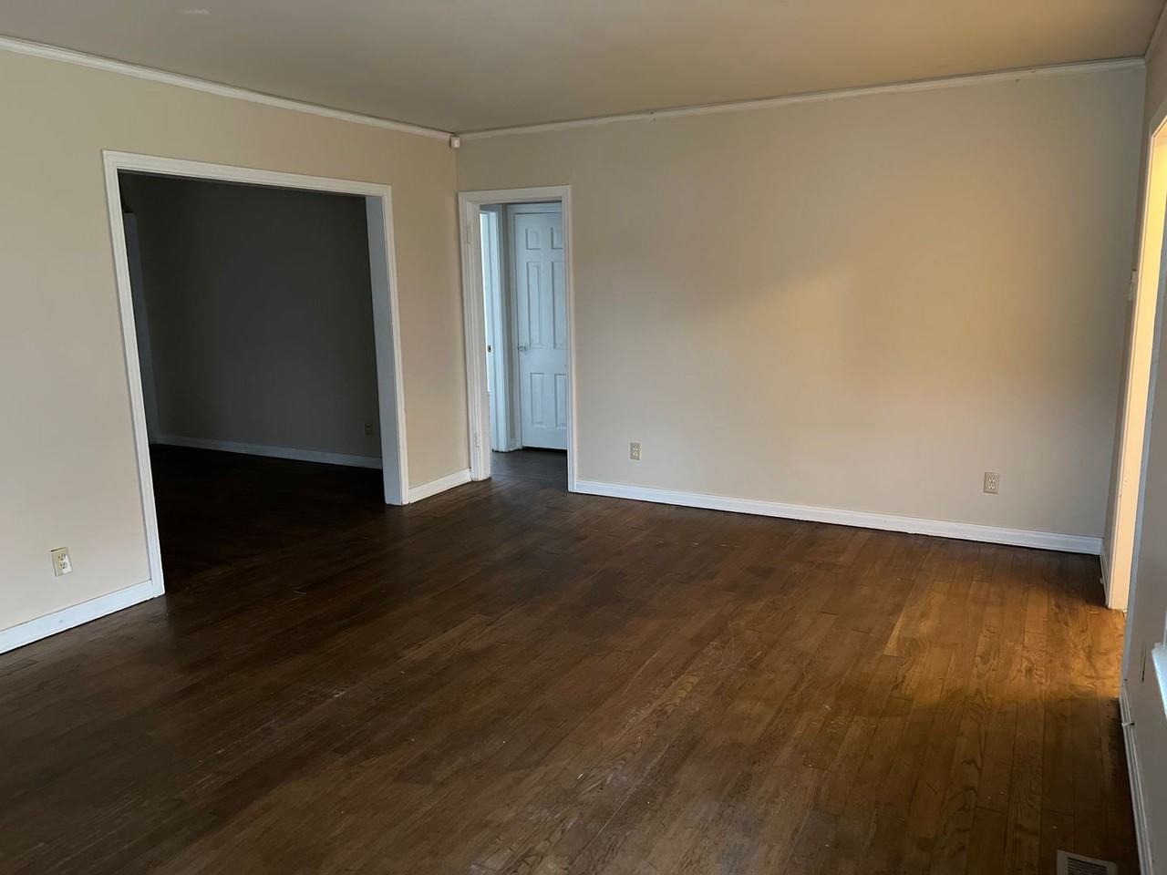 910 N Grand Ave - Photo 4 of 26