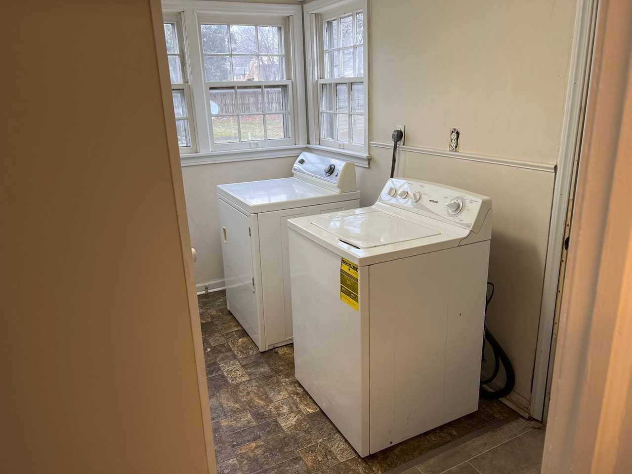 910 N Grand Ave - Photo 6 of 26