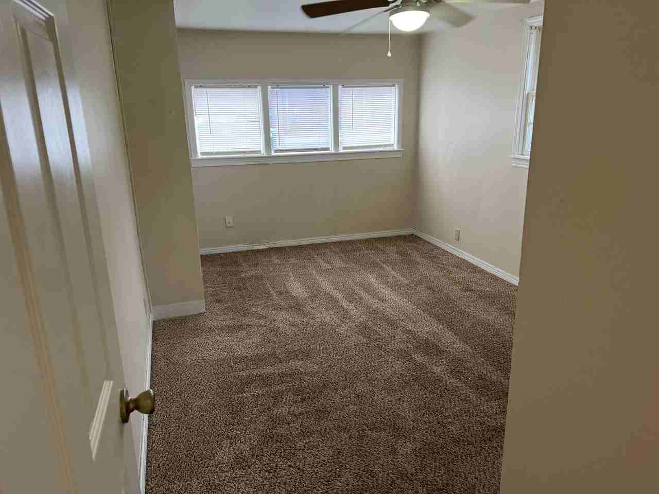 910 N Grand Ave - Photo 7 of 26