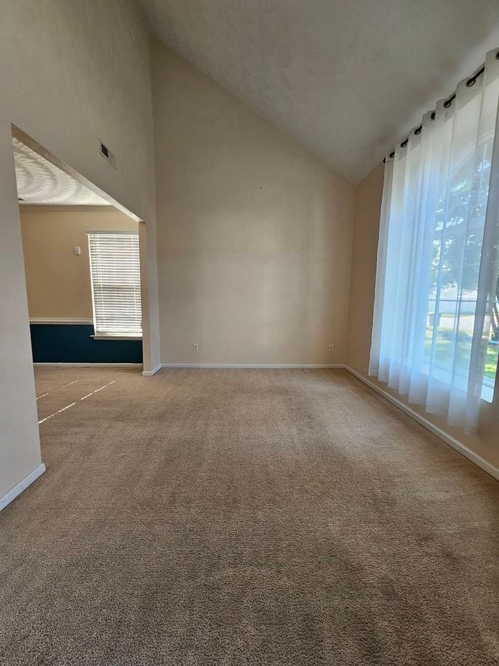 5916 5916 Hampshire Green St. - Photo 4 of 36