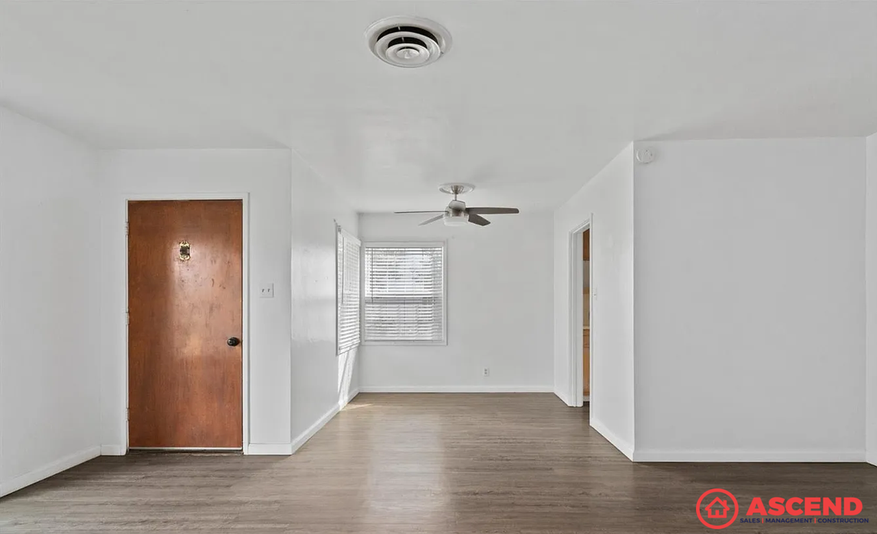 2421 Truxtun Ave - Photo 2 of 16