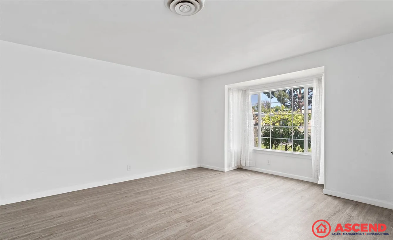 2421 Truxtun Ave - Photo 3 of 16