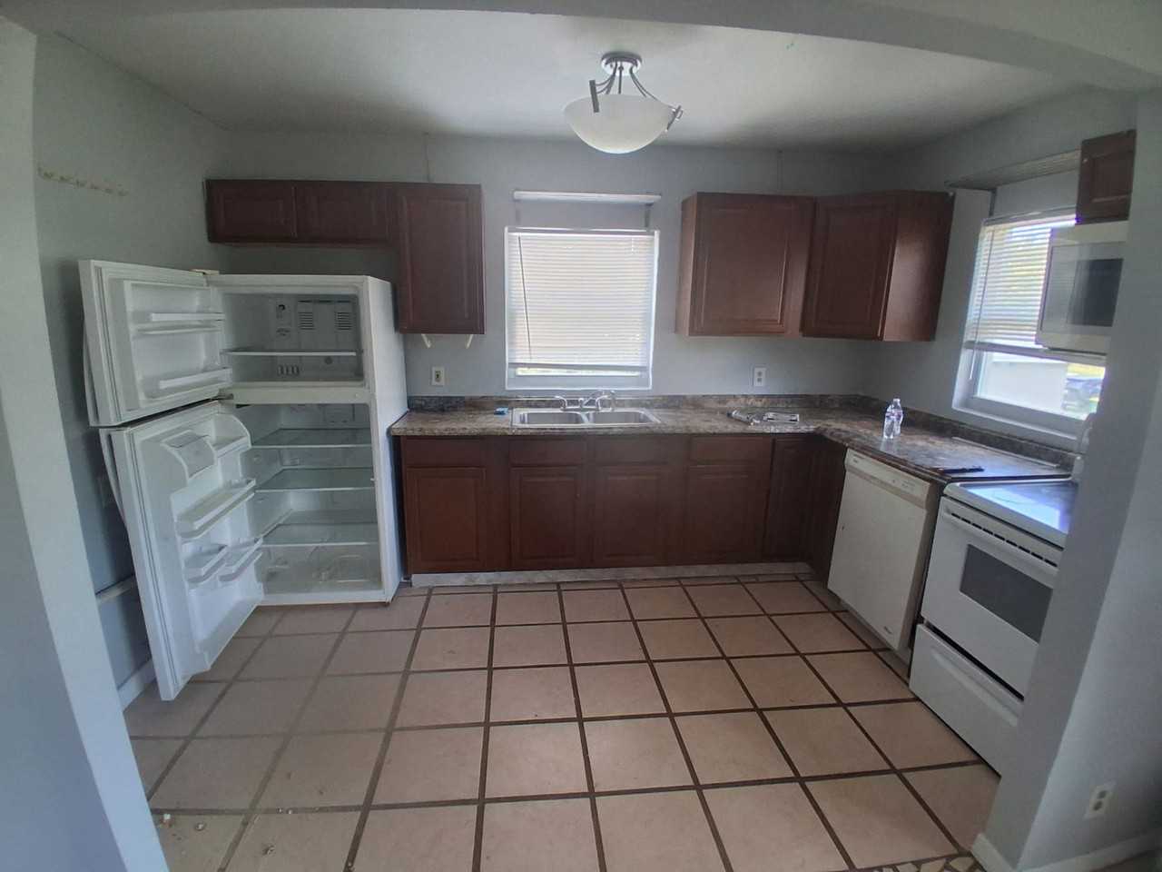 304 S Adelle Ave - Photo 2 of 6