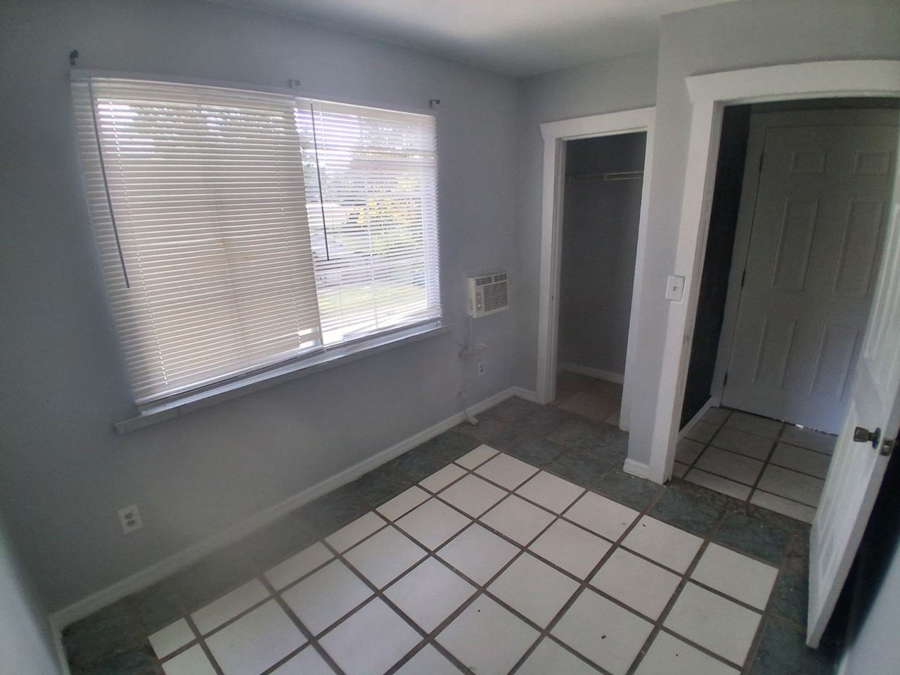 304 S Adelle Ave - Photo 5 of 6