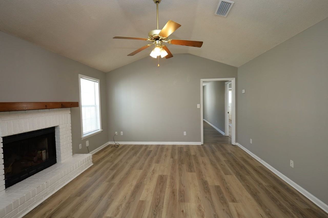 1332 Edgewood Dr - Photo 4 of 21