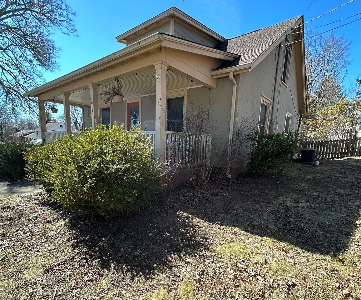 1016 Draper Rd Sw - Photo 2 of 15