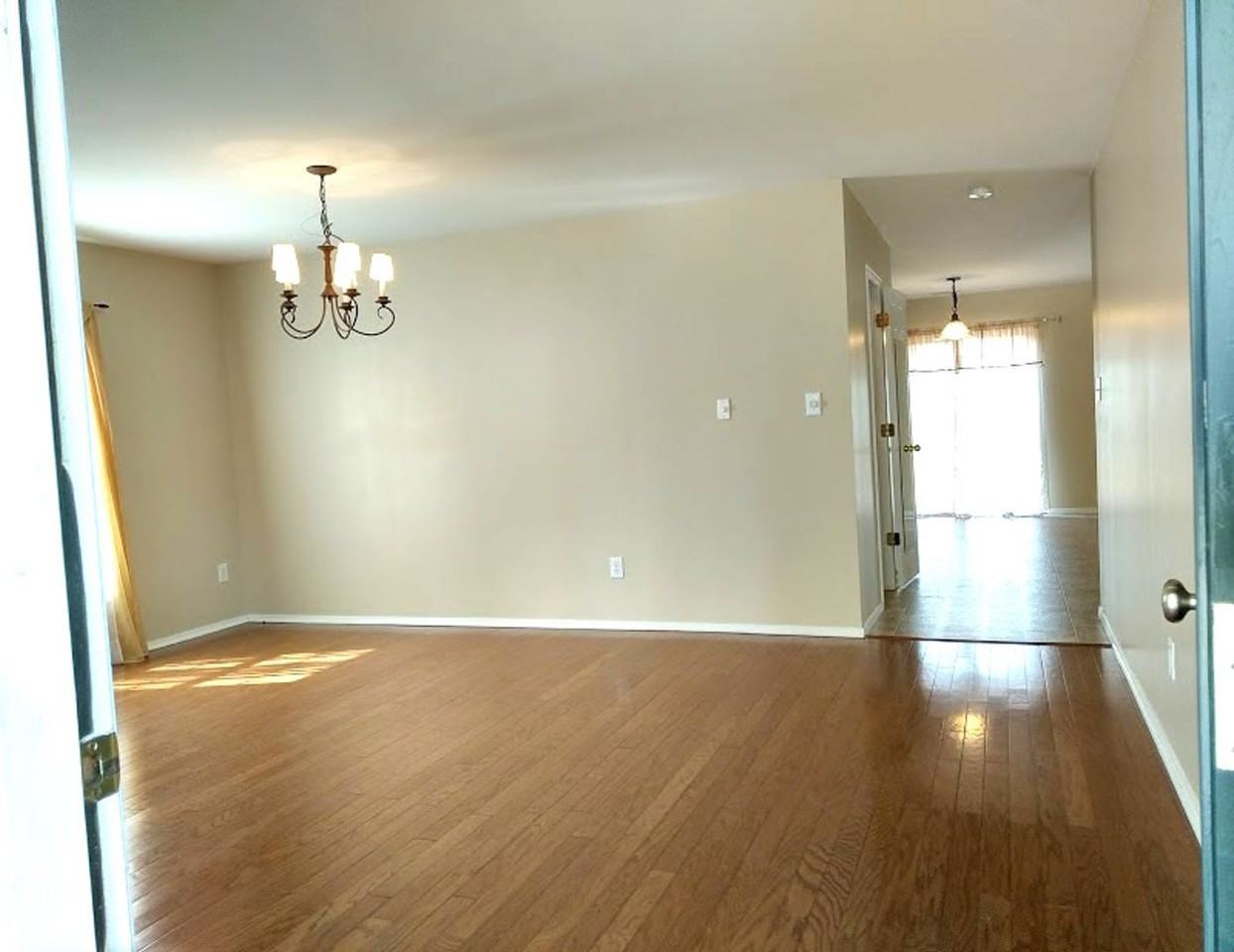 1008 Breeze Ln - Photo 3 of 21