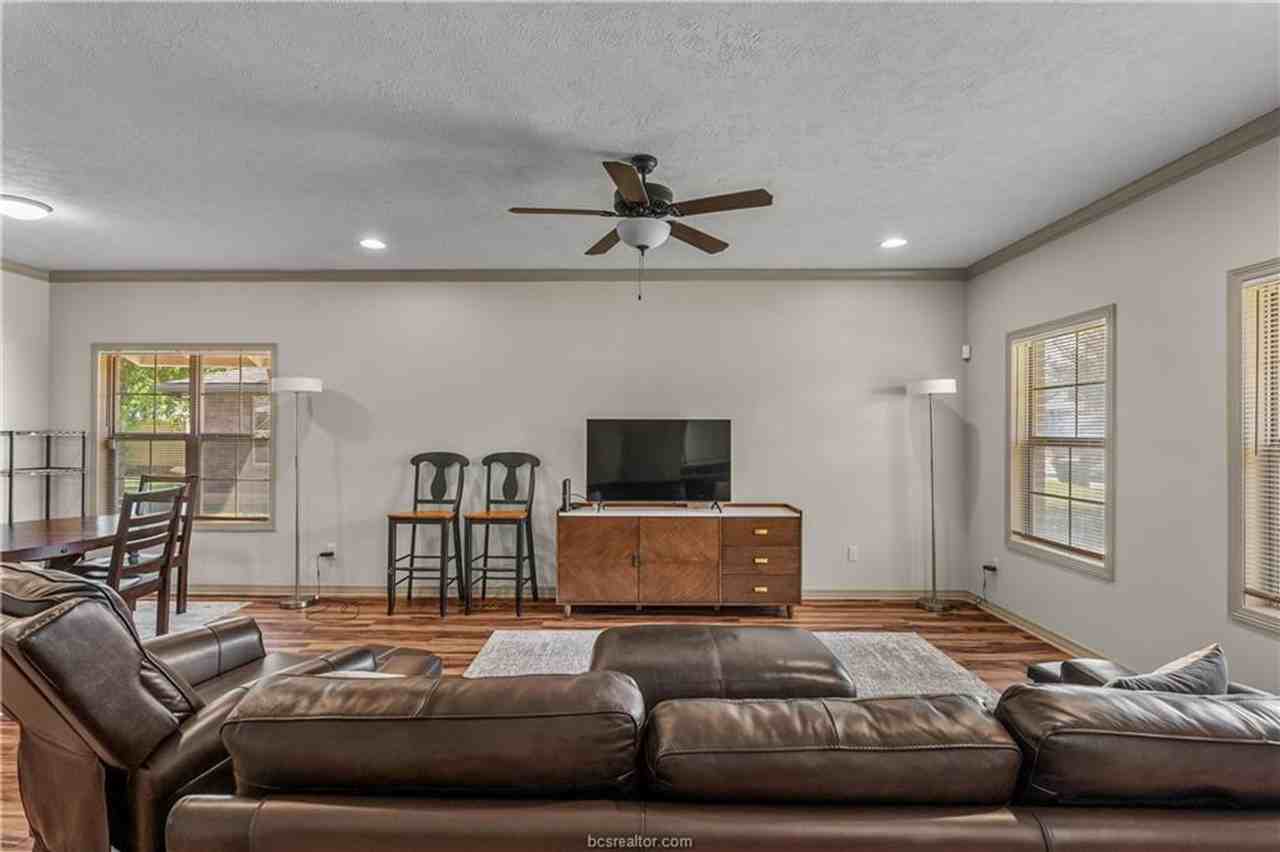 403 Holleman Dr - Photo 4 of 24