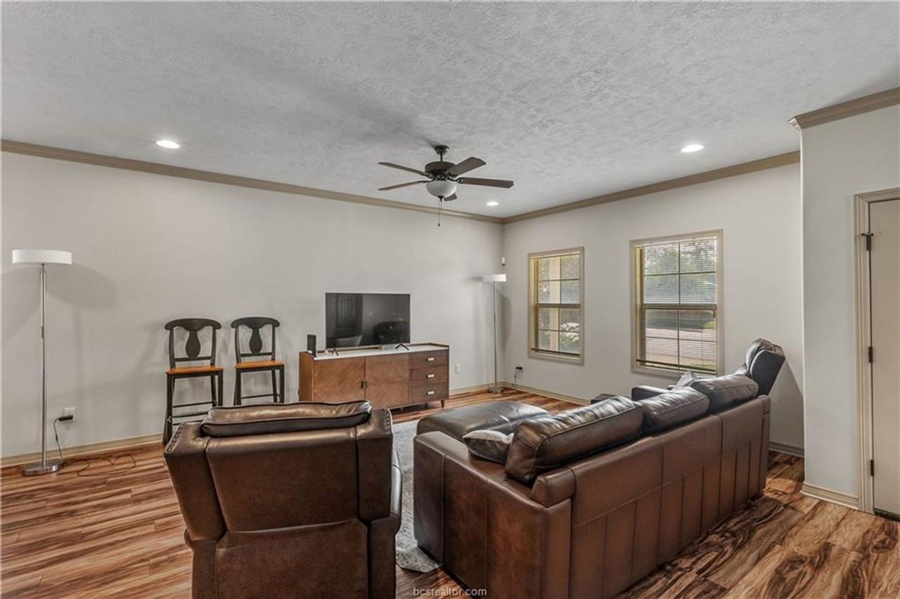 403 Holleman Dr - Photo 5 of 24