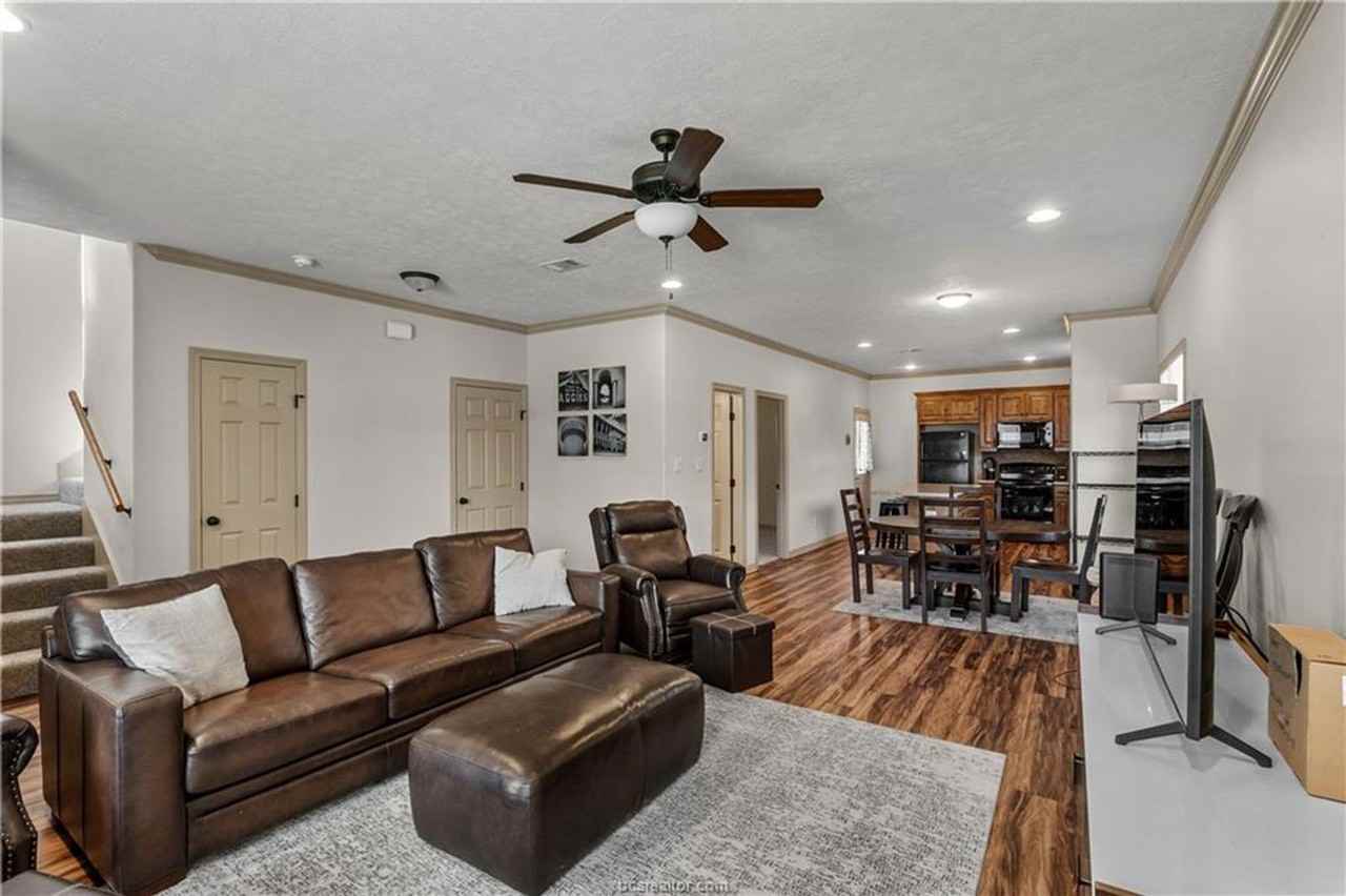 403 Holleman Dr - Photo 6 of 24