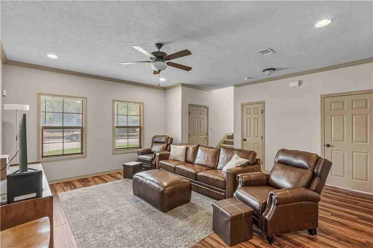 403 Holleman Dr - Photo 7 of 24