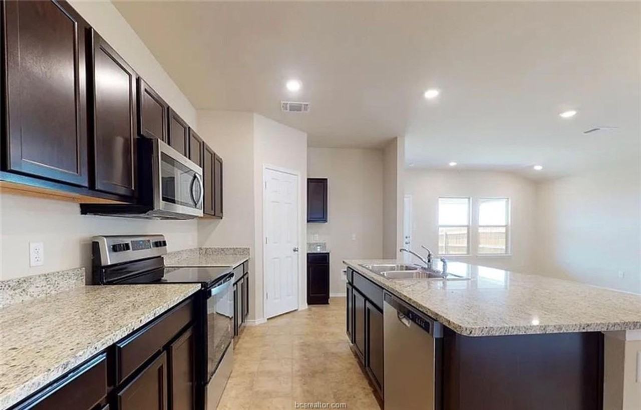 8016 Front Nine Ln - Photo 3 of 15