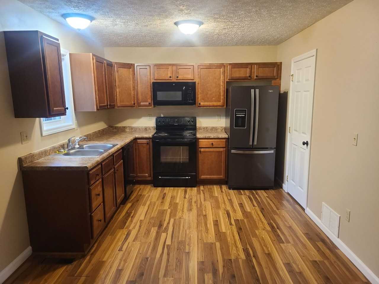 1067 Hartman Dr - Photo 3 of 18