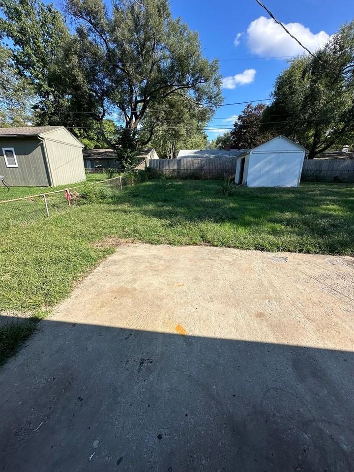 11225 Corrington Ave - Photo 3 of 11