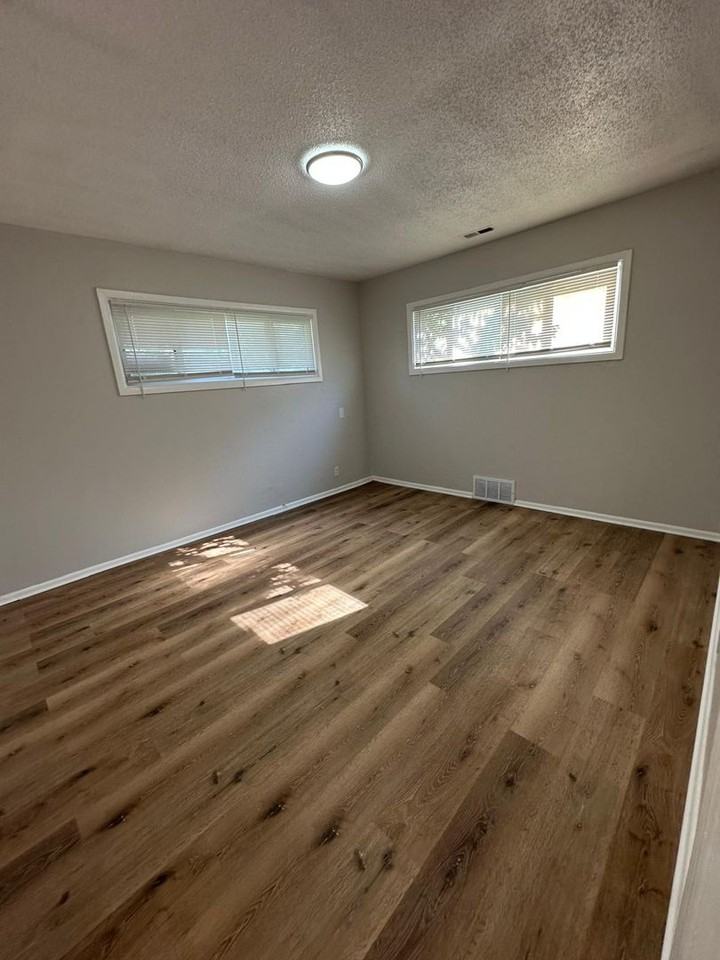 11225 Corrington Ave - Photo 4 of 11