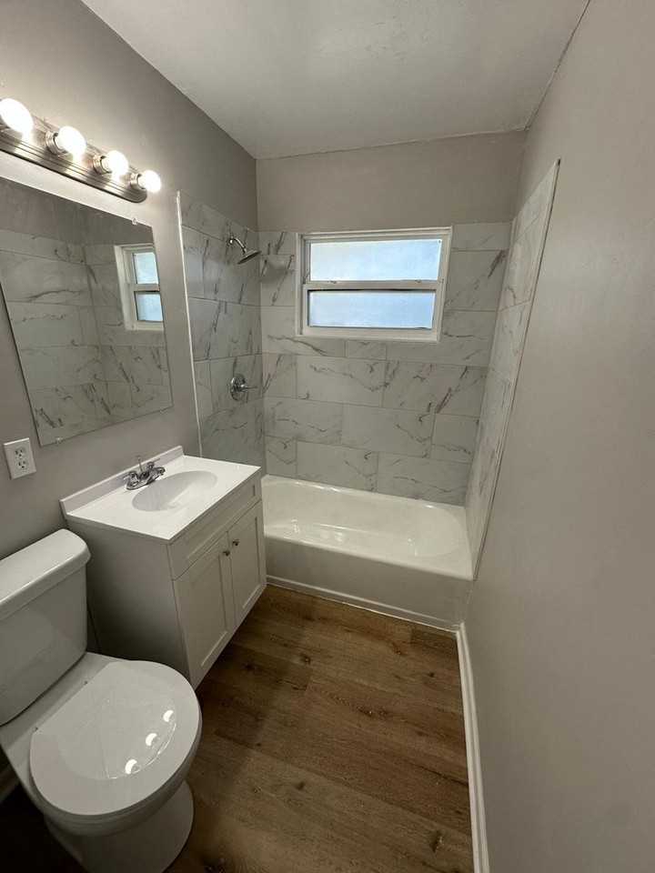 11225 Corrington Ave - Photo 6 of 11