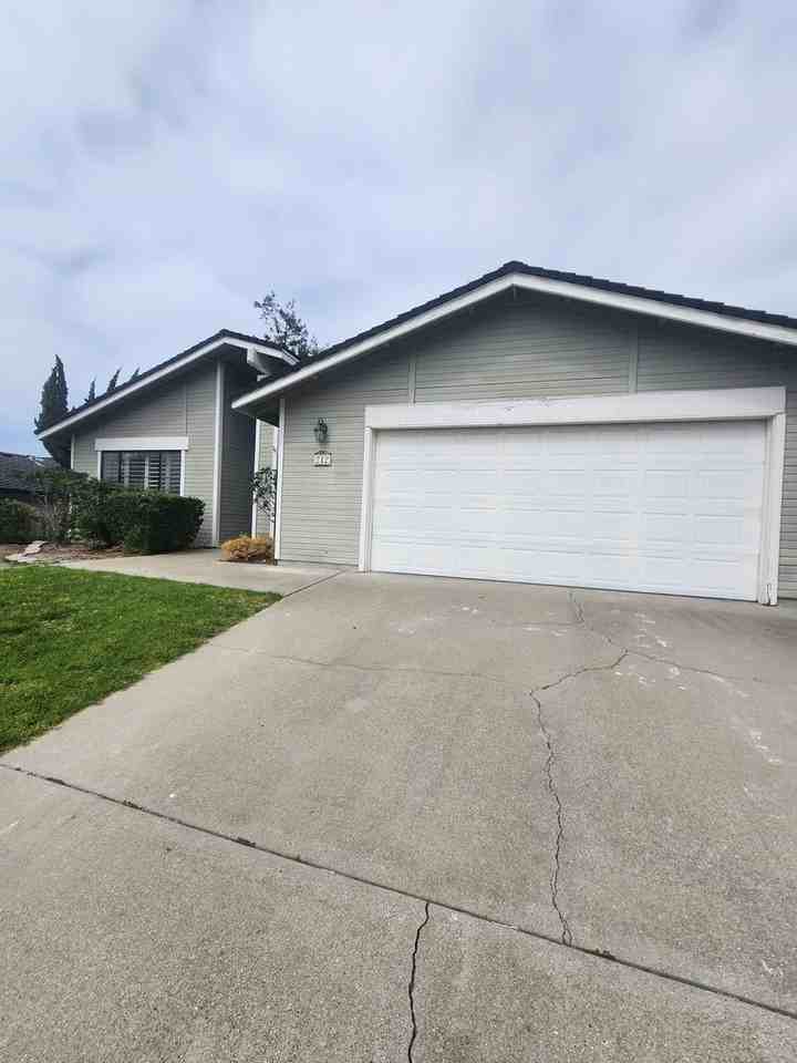 212 Highland Dr - Photo 2 of 19