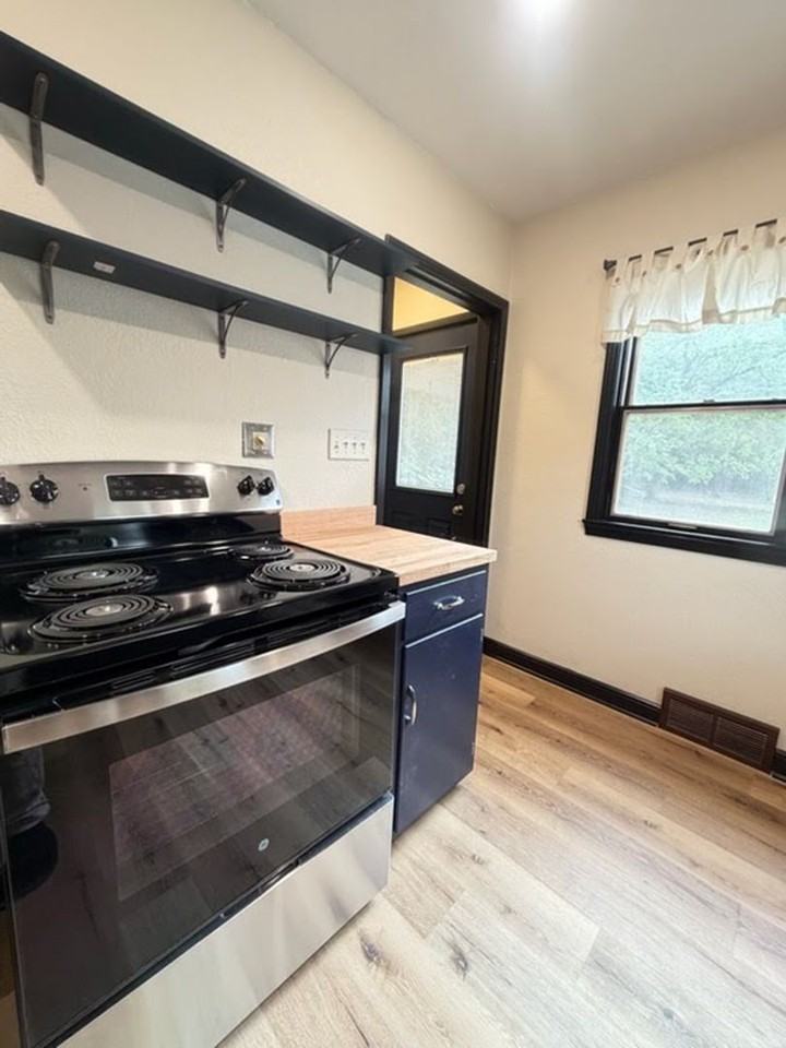 2305 Eddy Ln - Photo 2 of 18